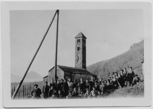 Classe scolastica in gita alla chiesa di San Pietro a Surreggio