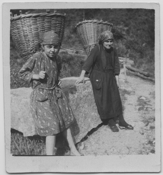 Giovani donne con la gerla