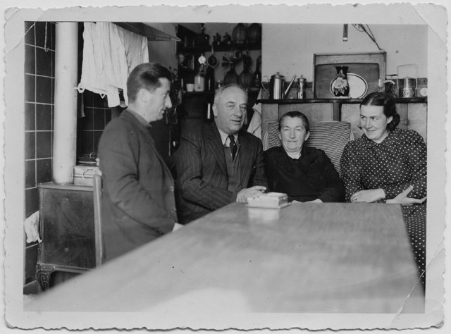 Famiglia Canonica in posa con un amico