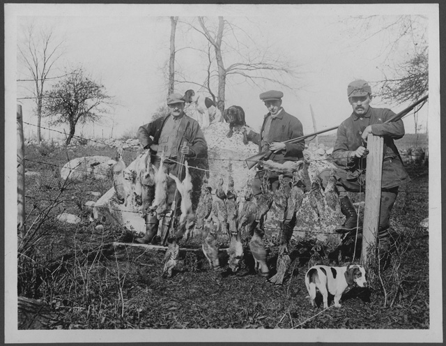 Cacciatori in posa con prede