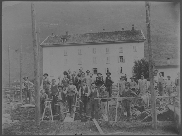 Operai in posa su un cantiere