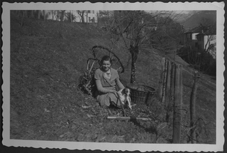 Ernestina Nesa nel giardino della pensione Barnabò a Treggia