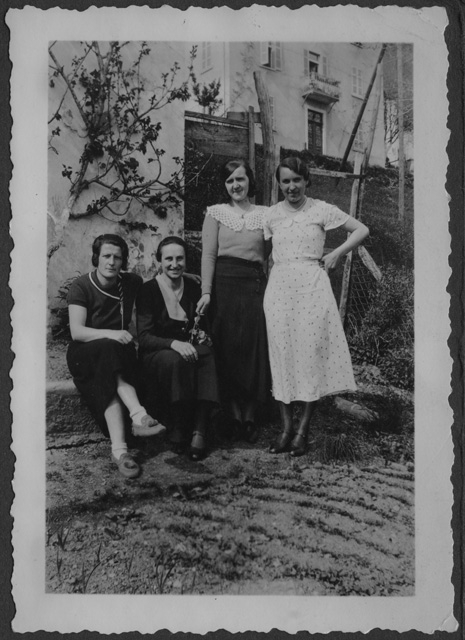 Donne della famiglia Nesa in posa a Treggia