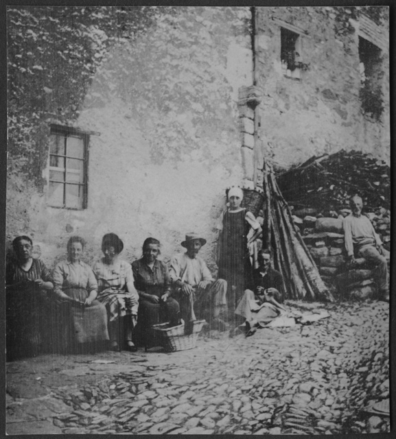 Gruppo in piazza dei Tribulati a Lugaggia