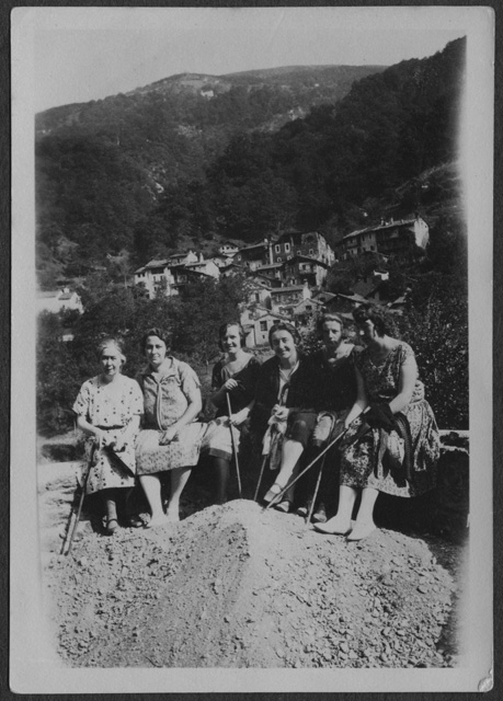 Donne in posa a Curtina