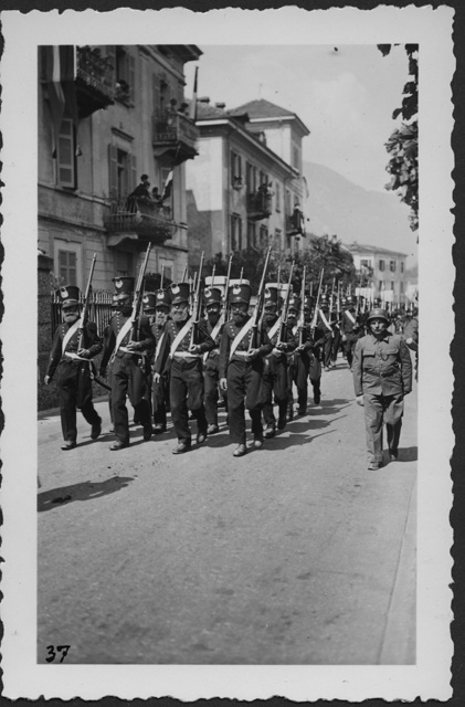 Parata militare in costume per i 150 anni del Canton Ticino