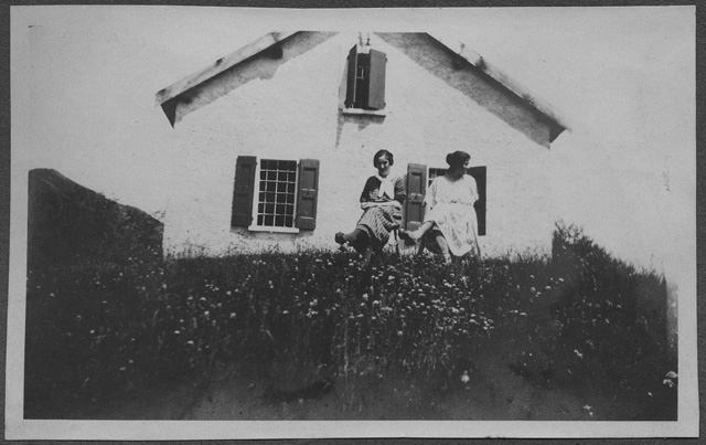 Lenj Antonini e Marie Therèse Storni davanti a una casa a Condra