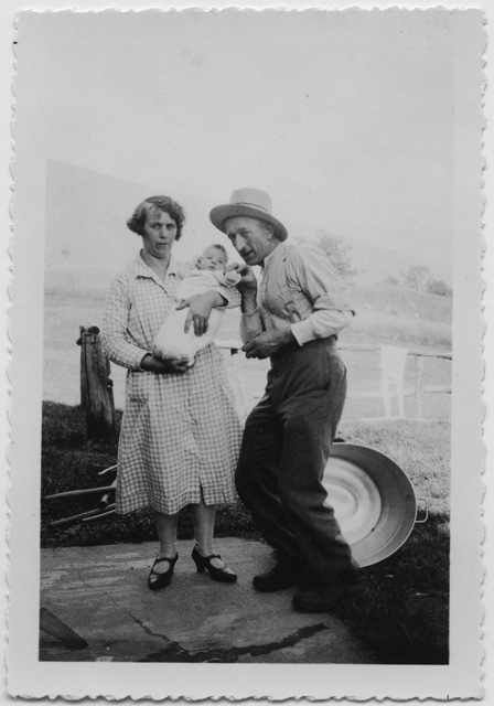 Mina e Alfredo Antonini con la figlia Annamaria a Condra