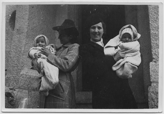 Delia "Titina" Torrazza e Lenj Antonini con in braccio dei bambini