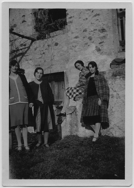 Lenj Antonini (II a sn) con amiche davanti a una cascina