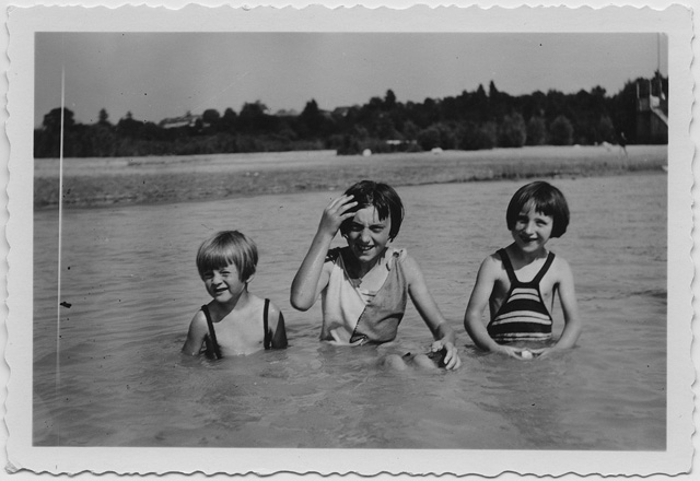 Magda Torrazza con Charlie Caramello e un'amica mentre fanno il bagno nel fiume a Morat
