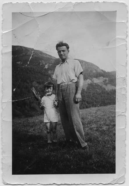 Giuseppe Storni con bambino sui monti di Brena