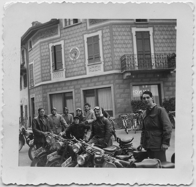 Membri del Motoclub in posa a Tesserete