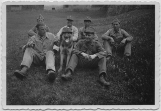 Militari in posa sopra a un prato