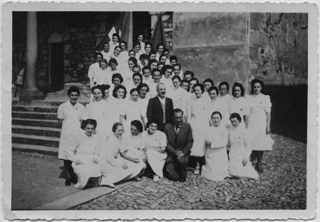 Gruppo Samaritani in posa davanti alla chiesa di Santo Stefano a Tesserete