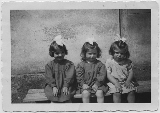 Bruna e Franca Storni con Lidia Lepori sopra ad una panchina