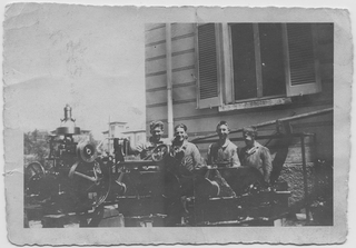 Giovani in posa con macchinario