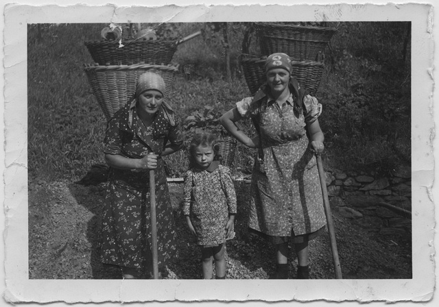 Donne con bambina in posa con le gerle a Brena