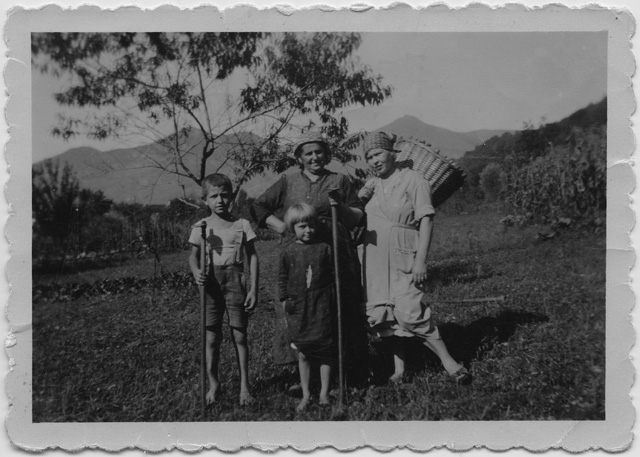 Gruppetto in posa nella campagna di Sala