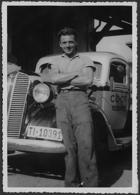 Giuseppe "Vitalin" Storni davanti al furgone della Coop