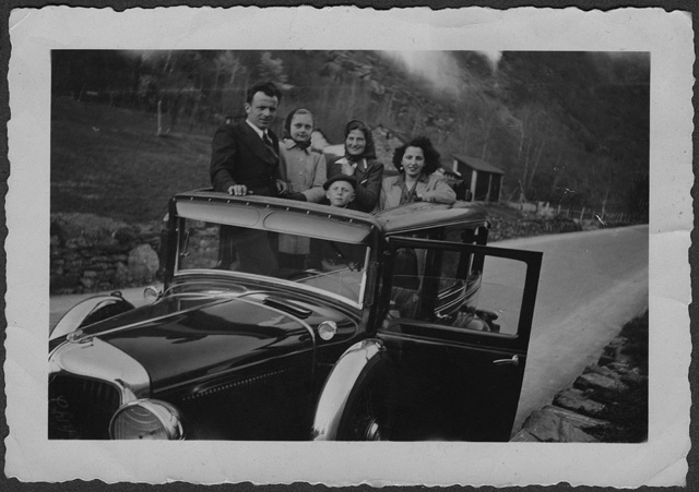 Famiglia Storni a bordo di un'automobile