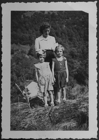 Armida Storni ai monti di Brena con le figlie