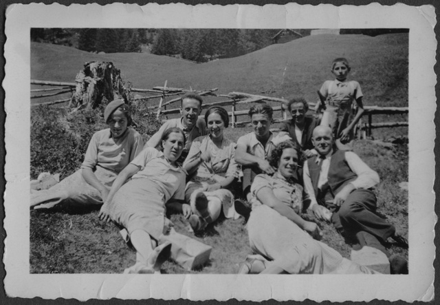 Gruppo in posa sopra a un prato