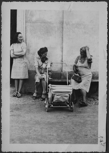 Donne davanti ad un'abitazione a Sala Capriasca