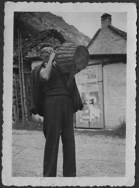 Uomo che beve da un fiasco