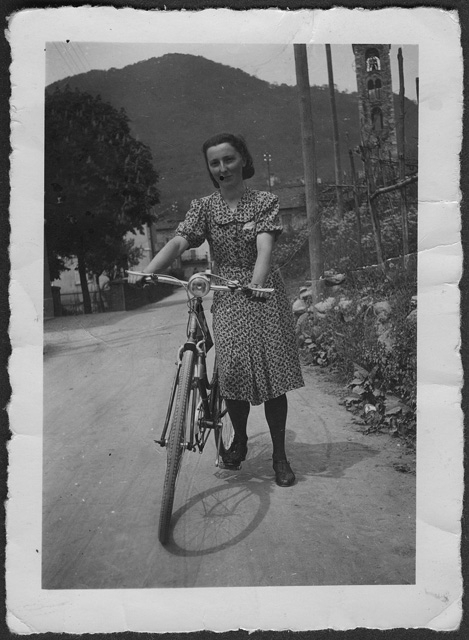 Rosina Milani in posa con bicicletta a Sala Capriasca