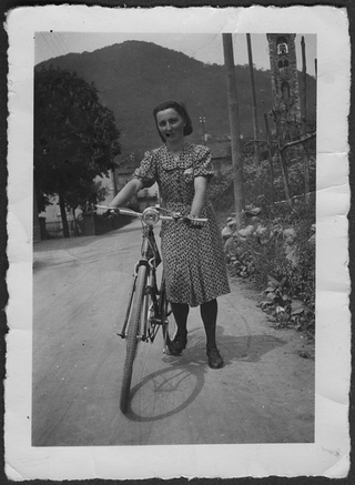 Rosina Milani in posa con bicicletta a Sala Capriasca