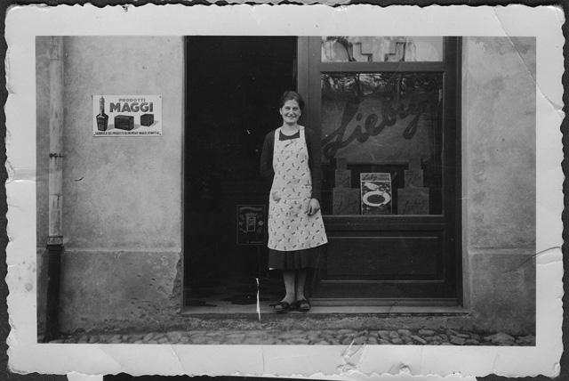 Armida Storni davanti alla bottega alimentari di Sala Capriasca