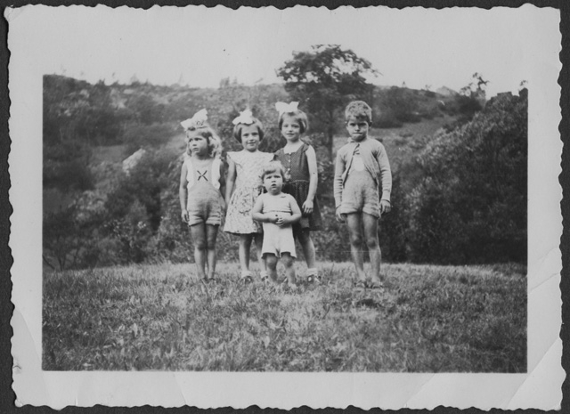 Bambini in posa sopra a un prato ai monti di Brena
