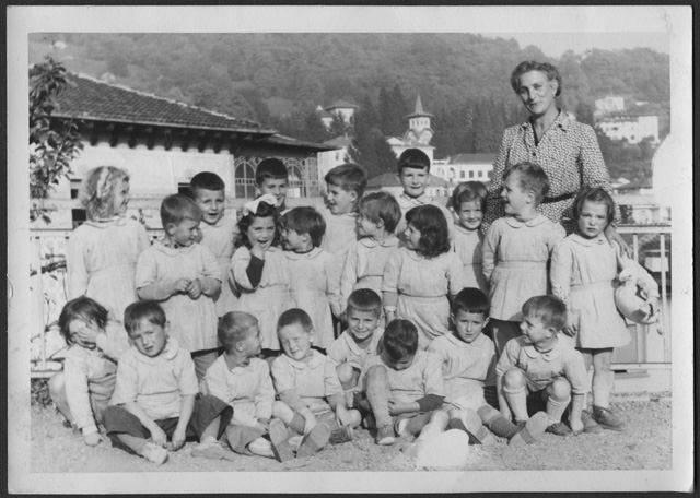 Bambini dell'asilo di Tesserete con la maestra Tartaglia in posa