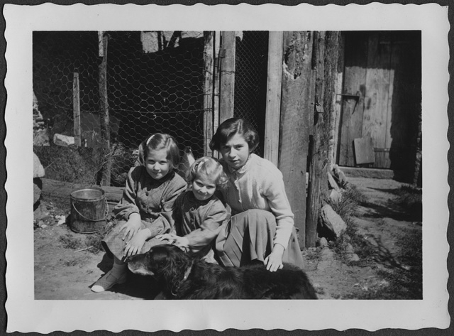 Sorelle Storni in posa con cane