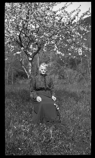 Maddalena Buzzi seduta in una radura