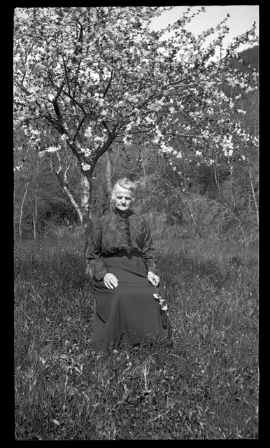 Maddalena Buzzi seduta in una radura