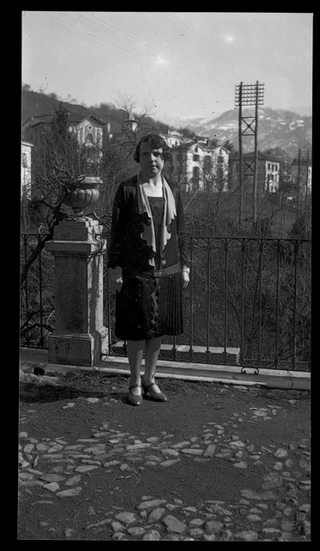 Adele Buzzi nel giardino attiguo alla farmacia di famiglia a Tesserete