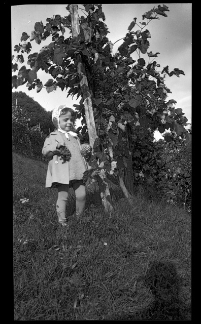 Marilena Buzzi in posa in un vigneto