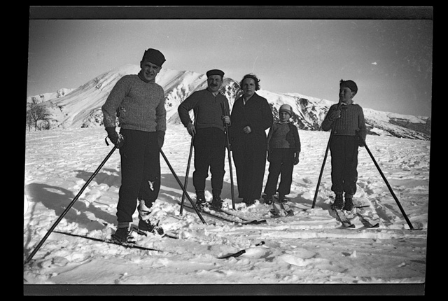 Gruppetto sugli sci a Condra