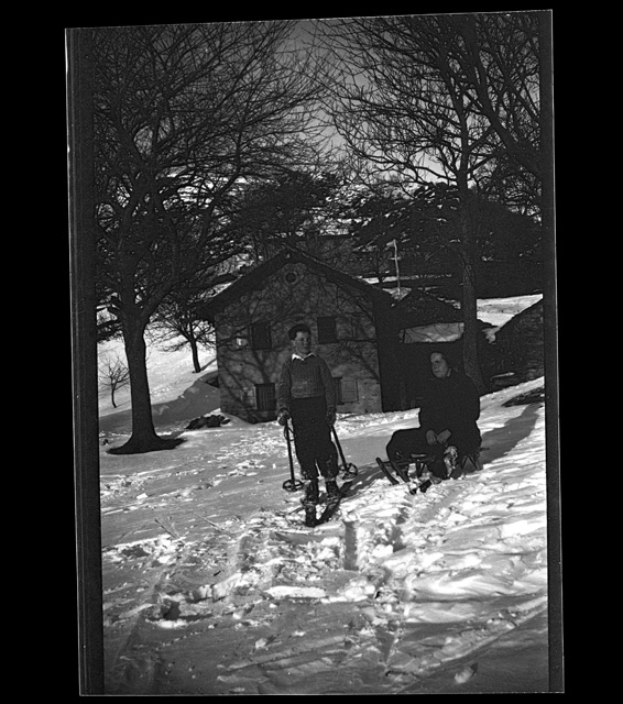 Adele Buzzi con un bambino sulla neve a Condra