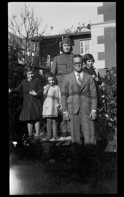 Famiglia in posa in giardino