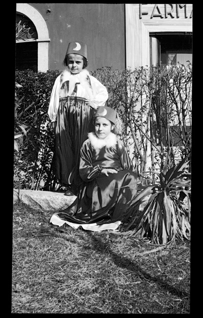 Bambine mascherate davanti alla farmacia Buzzi a Tesserete