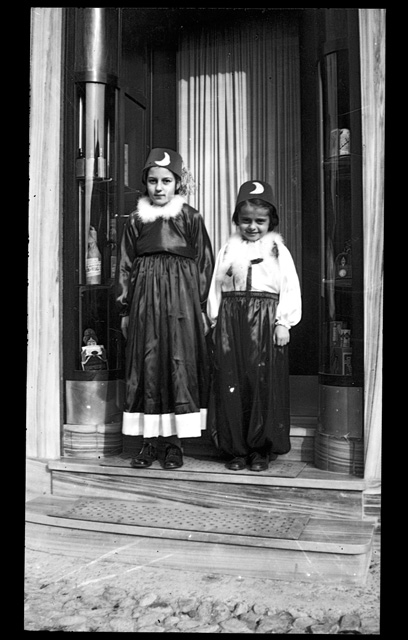 Bambine mascherate davanti alla farmacia Buzzi a Tesserete