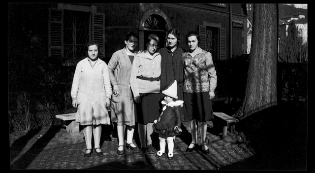 Donne della famiglia Buzzi in posa a Tesserete