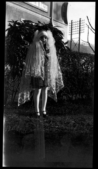 Marilena Buzzi in maschera davanti alla farmacia di famiglia a Tesserete