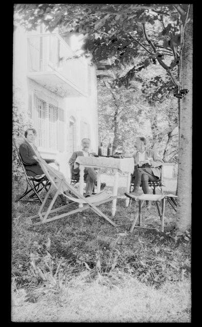Famiglia Buzzi nel giardino di casa a Caslaccio