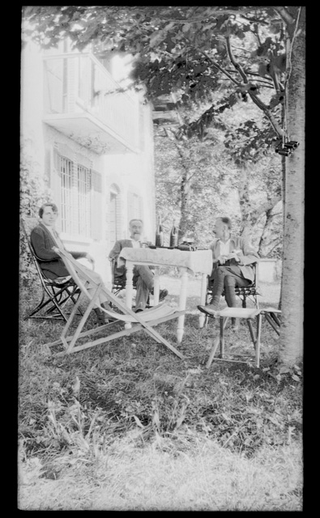 Famiglia Buzzi nel giardino di casa a Caslaccio