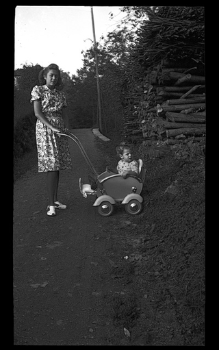 Ragazza con bambino sopra ad un sentiero