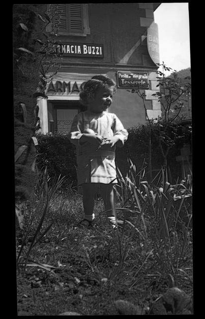 Giovanni Buzzi nel giardino adiacente alla farmacia di famiglia a Tesserete